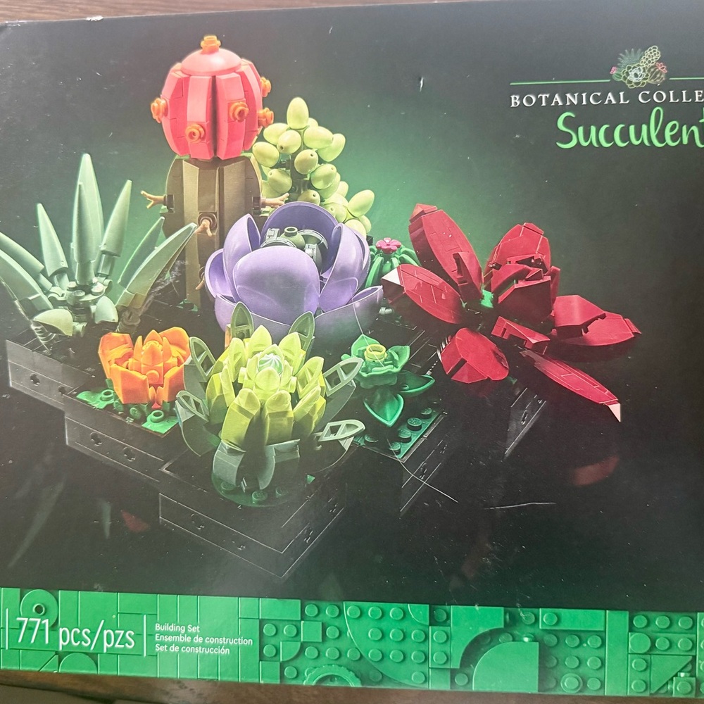 Lego Botanical Collection Succulents Set with Red Purple Green Orange